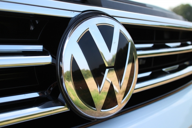 Volkswagen zainwestuje w stacje ładowania