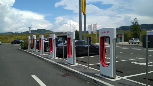 Kierowcy Ubera przesiądą się na Teslę Kierowcy Ubera przesiądą się na Teslę