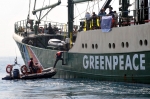 Aktywiści Greenpeace blokowali wejście do portu tankowca z rosyjską ropą Aktywiści Greenpeace blokowali wejście do portu tankowca z rosyjską ropą
