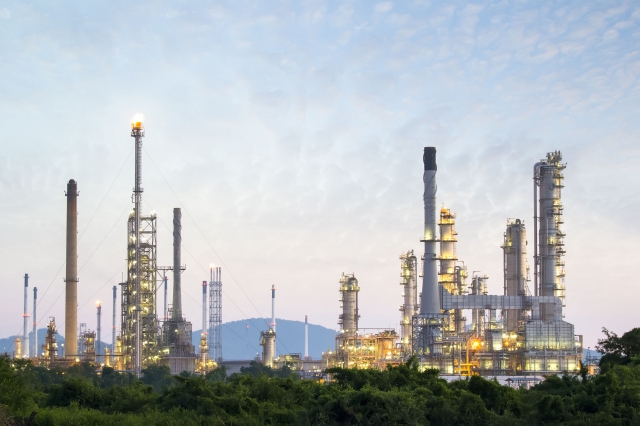 Chińska rafineria uruchamia kilka instalacji petrochemicznych