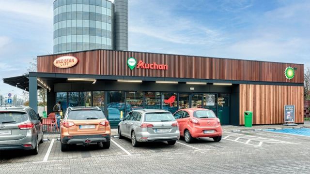 Będzie więcej sklepów Auchan na stacjach BP Polska