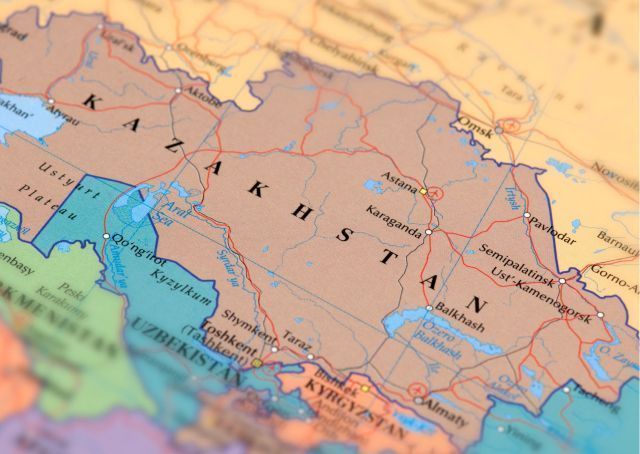 Kazachstan zarobi na tranzycie rosyjskiej ropy do Chin