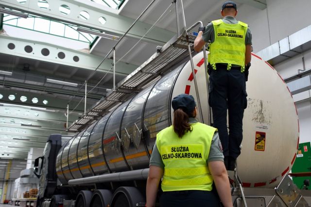 Nielegalny transport oleju napędowego zatrzymany przez KAS pod Suwałkami Nielegalny transport oleju napędowego zatrzymany przez KAS pod Suwałkami
