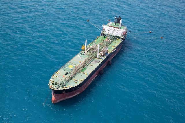 Supertankowiec dostarcza ropę do objętej sankcjami rafinerii Nayara Energy