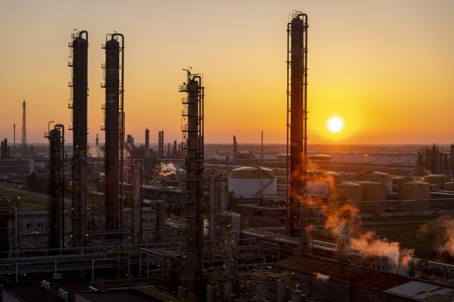 Wzrost marż rafineryjnych przy stabilizacji cen ropy w III kwartale 2025 r.