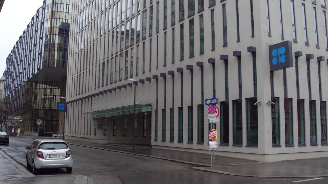 OPEC+ ogłasza umiarkowany wzrost wydobycia ropy od listopada
