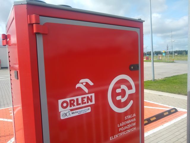 Orlen obniża ceny ładowania na wakacje