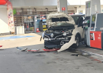 Kierowca staranował auto na stacji paliw i uszkodził dystrybutor gazu