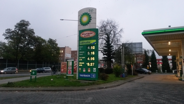 Duże miasta szybciej reagują na spadki cen paliw Duże miasta szybciej reagują na spadki cen paliw