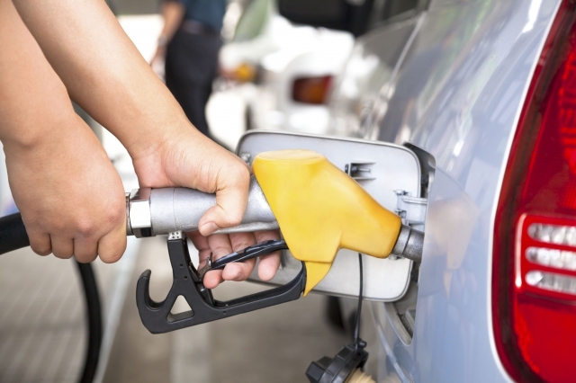 e-petrol.pl: nieśmiałe spadki cen przy dystrybutorze